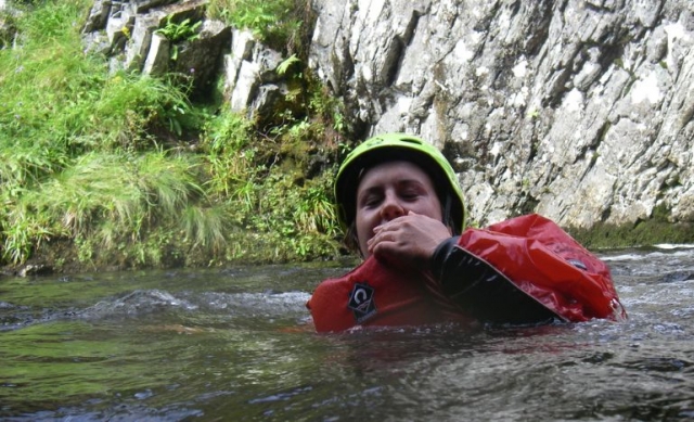 Debes poder nadar sin ayuda